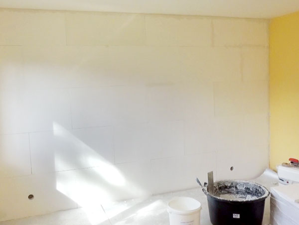 Von innen gedämmte und sanierte Wand in einem Wohnraum