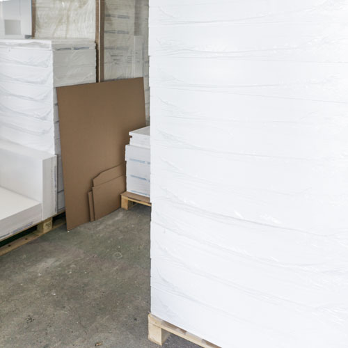 Klimaplatten auf Paletten im Lager