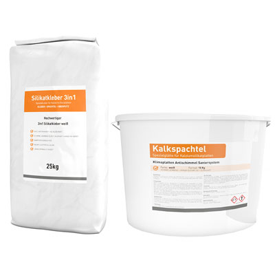 Ein Sack Silikatkleber und ein Eimer Kalkspachtel